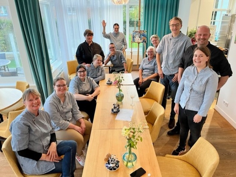 horeca team in restaurant zorg jongeren vrijwilligers