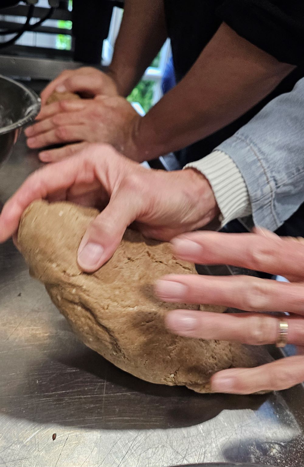 horeca brood deeg kneden close up handen en deeg vrijwilligers okt 2024