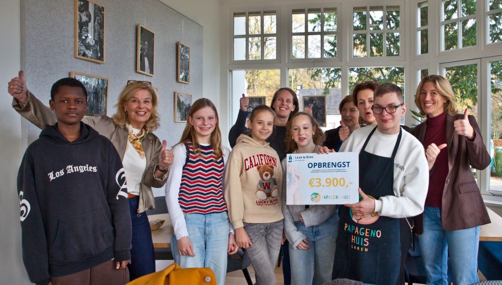 laar en berg jongeren met cheque voor Papageno nov 2025