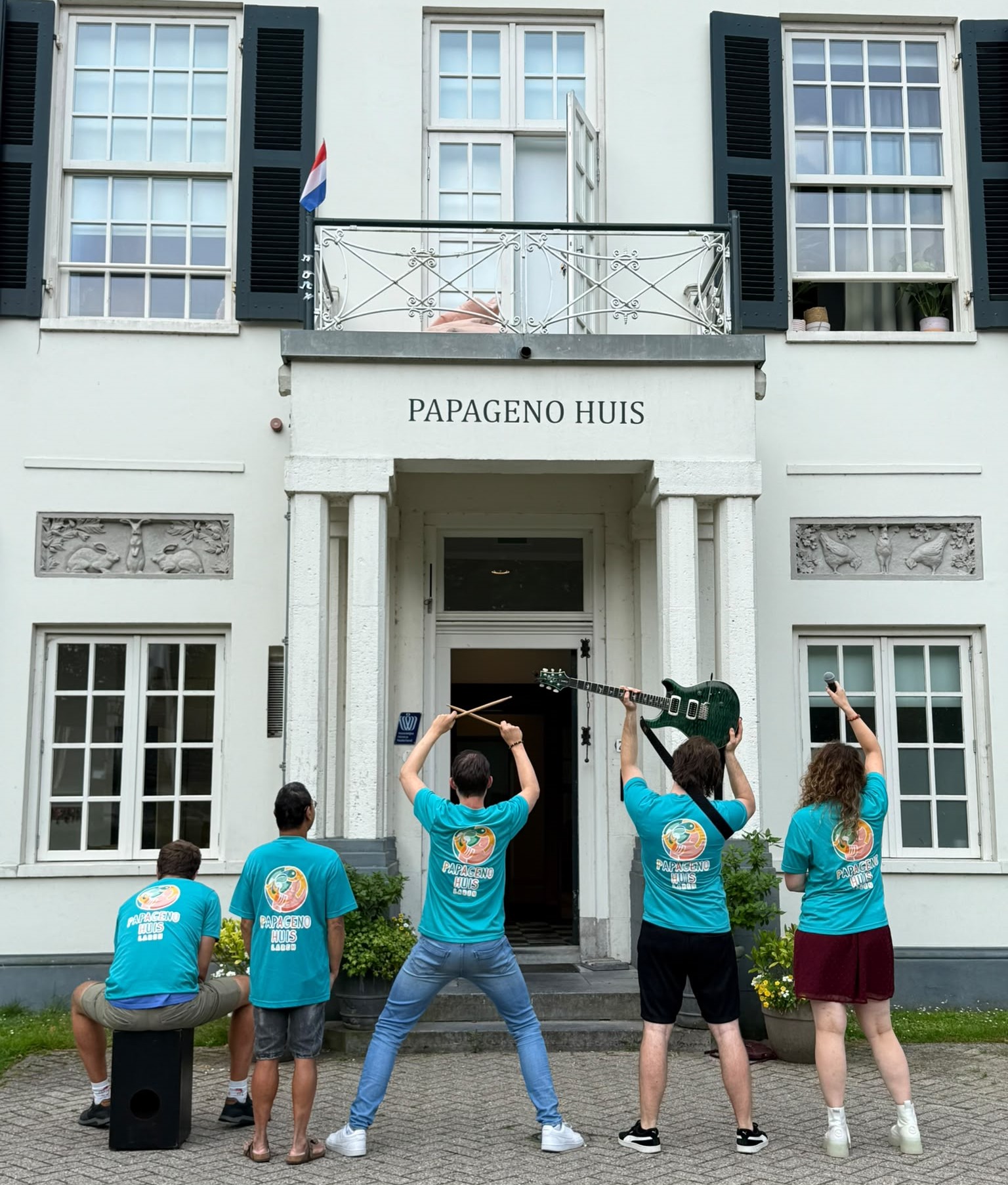 jongeren met muziekinstrumenten laren in beeld